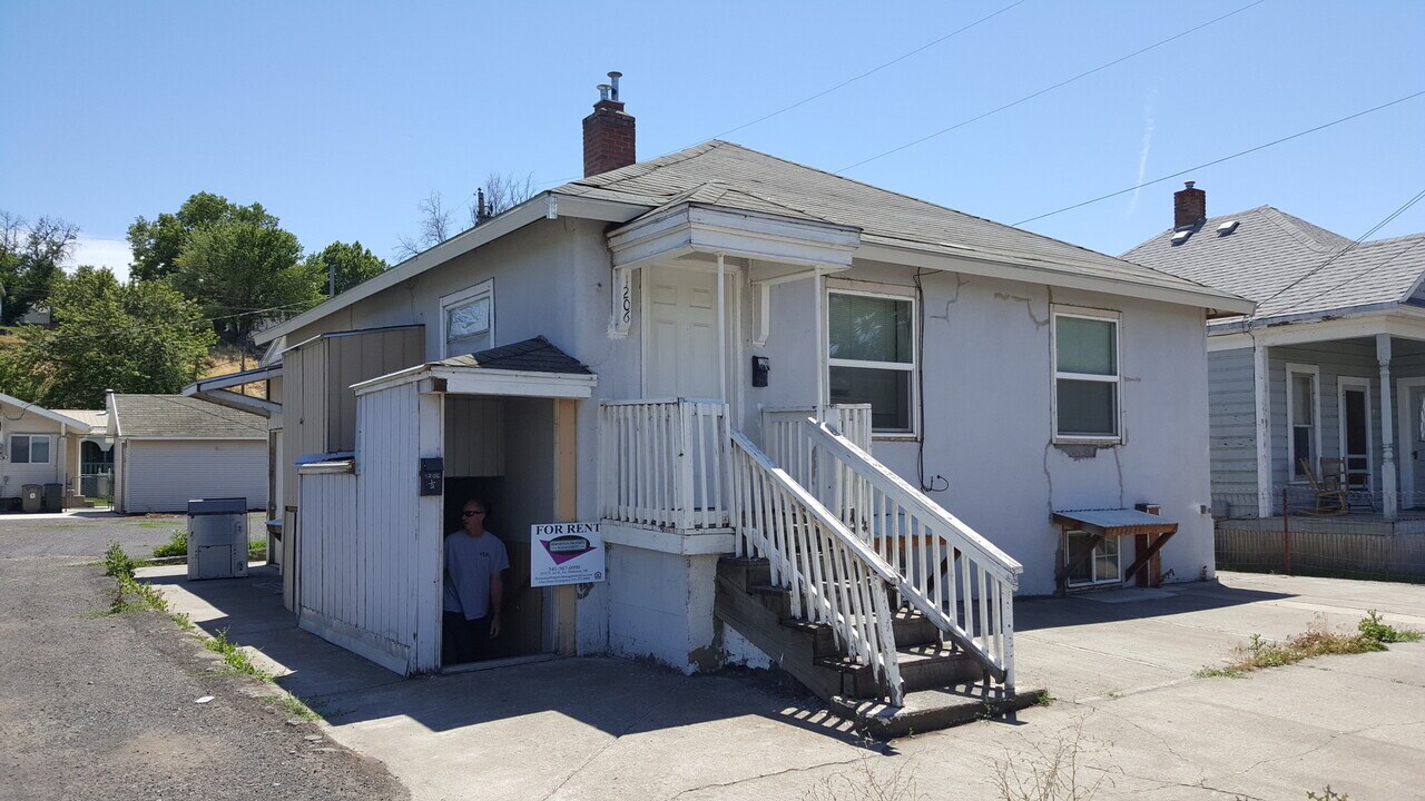 1206 SW Frazer Ave in Pendleton, OR - Foto de edificio