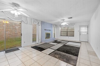 6742 Westwick Dr in Houston, TX - Building Photo - Building Photo