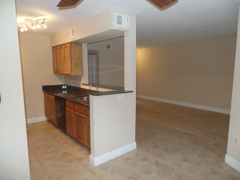 2485 NW 33rd St in Oakland Park, FL - Building Photo
