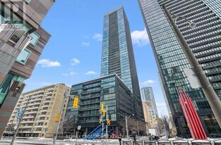 101 Charles St E in Toronto, ON - Building Photo
