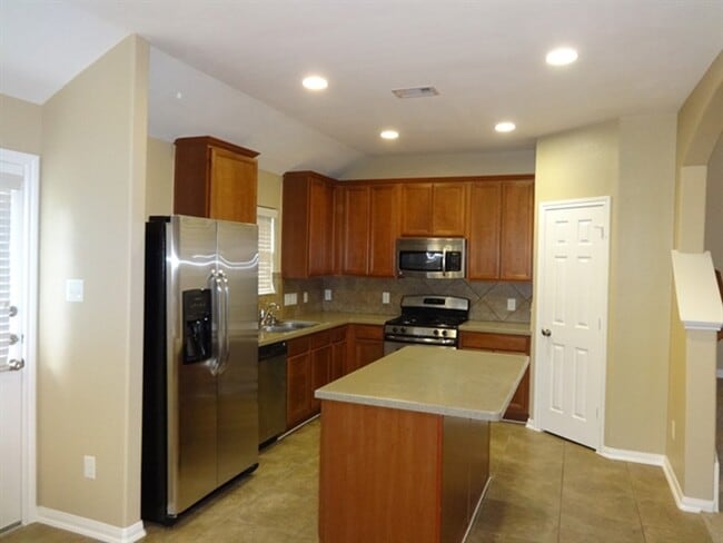 5318 Rio Dr in Baytown, TX - Building Photo - Building Photo