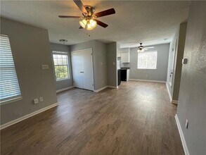 7417 Vintage Hills Dr, Unit D in Austin, TX - Foto de edificio - Building Photo