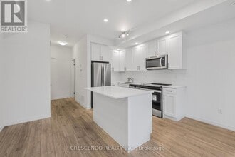 22 Lytham Grn Cir in Newmarket, ON - Building Photo - Building Photo