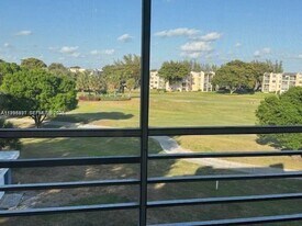 9421 Evergreen Pl in Davie, FL - Building Photo