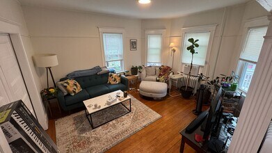66 Hall Ave, Unit 2 in Somerville, MA - Foto de edificio - Building Photo
