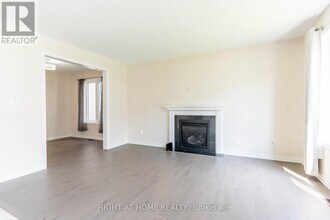 305 Everglade Way in Ottawa, ON - Building Photo - Building Photo