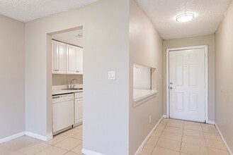 Del Rio Apartment Homes in Tampa, FL - Building Photo - Building Photo