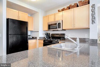 800 4th St SW, Unit n618 in Washington, DC - Building Photo - Building Photo