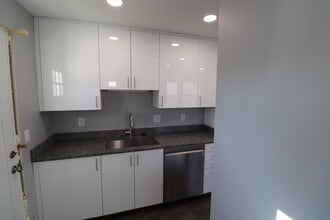 2022 E Saratoga St in Ferndale, MI - Foto de edificio - Building Photo