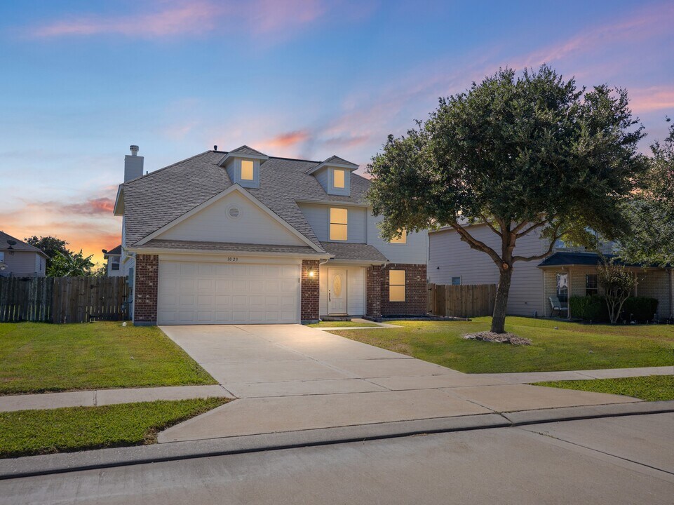 1023 Santa Fe Ct in Rosenberg, TX - Building Photo