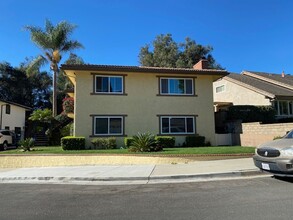 10812 Kings Rd in Ventura, CA - Foto de edificio - Building Photo