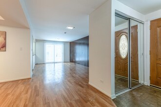 9260 Dee Rd in Des Plaines, IL - Foto de edificio - Building Photo