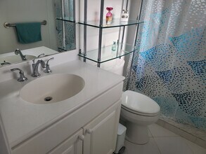 590 NE Lima Vias in Jensen Beach, FL - Building Photo - Building Photo