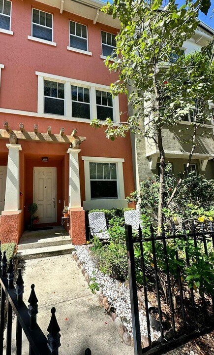 750 Millbrae Ct in West Palm Beach, FL - Building Photo
