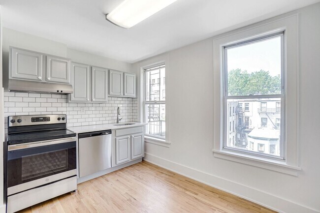 274 Montgomery St in Jersey City, NJ - Building Photo - Building Photo