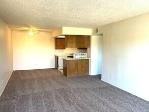 2461 W Acacia Ave in Hemet, CA - Foto de edificio - Building Photo