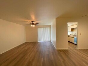 321 Charlotte Ct in Schaumburg, IL - Building Photo - Building Photo
