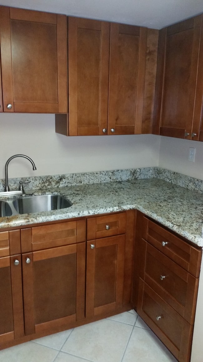 1975 Normandy Dr, Unit 206 in Miami Beach, FL - Foto de edificio - Building Photo