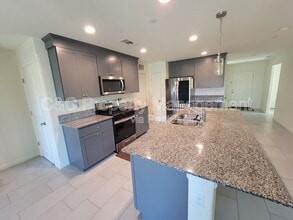 1366 W Butterfield Ln in Hanford, CA - Building Photo - Building Photo