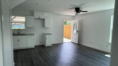 2322 Wavell St in Houston, TX - Foto de edificio - Building Photo
