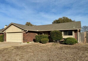 1103 NW Willow Pl in Lawton, OK - Building Photo