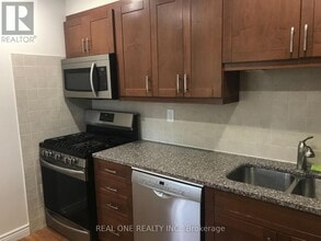 1580 Lancaster Dr in Oakville, ON - Building Photo - Building Photo