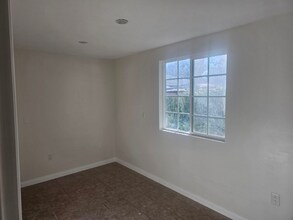 1042 Hollister St in San Fernando, CA - Foto de edificio - Building Photo