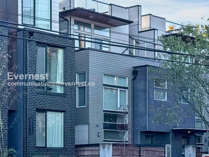 2618 Eastlake Ave E in Seattle, WA - Building Photo