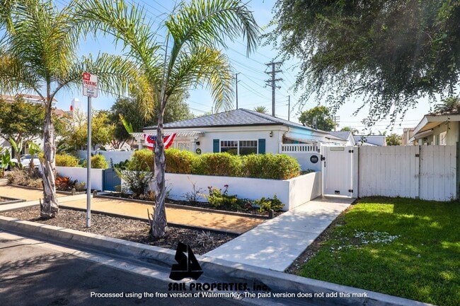 402 Indianapolis Ave in Huntington Beach, CA - Building Photo - Building Photo