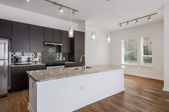 1900 Barton Springs Rd, Unit 1045 in Austin, TX - Building Photo - Building Photo