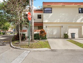 3400 Emerald Oaks Dr in Hollywood, FL - Building Photo - Building Photo