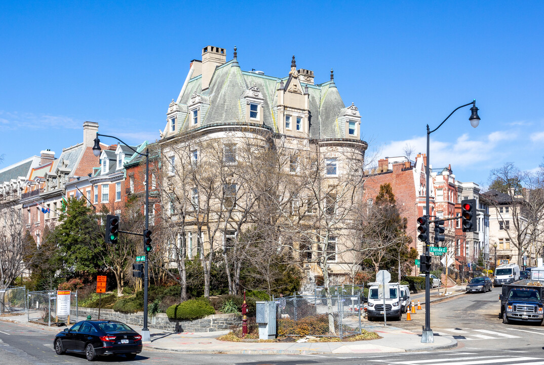 2201 Massachusetts Ave NW in Washington, DC - Foto de edificio