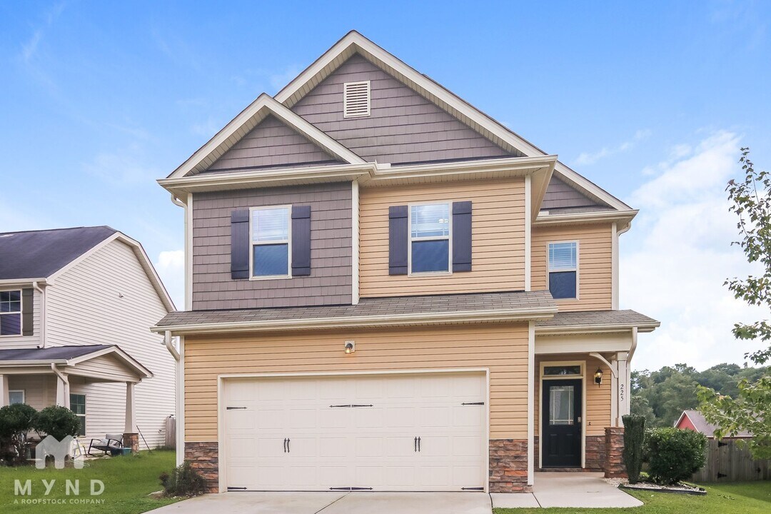 225 E Webber Ln in Clayton, NC - Building Photo