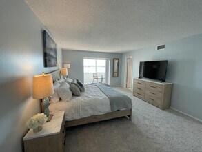 4750 Cove Cir in St. Petersburg, FL - Building Photo - Building Photo