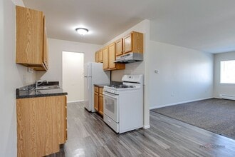 Woodlands Apartment Homes in Mundelein, IL - Building Photo - Building Photo