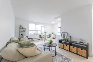 1170 Fennell in Hamilton, ON - Building Photo