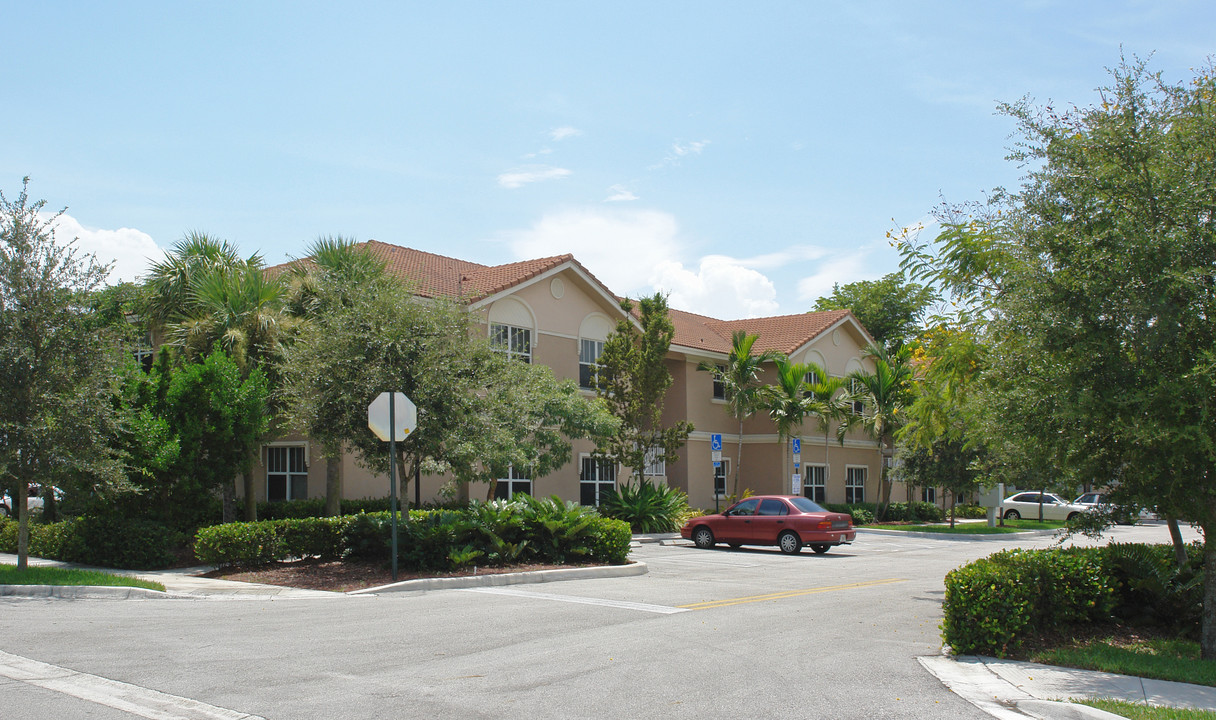 10100 NW 35th St in Coral Springs, FL - Building Photo