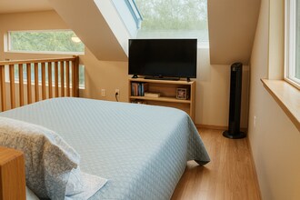 34216 Thomas Rd E, Unit Apt. B in Eatonville, WA - Building Photo - Building Photo