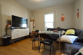 17 Greylock Rd in Boston, MA - Foto de edificio - Building Photo