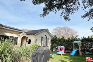 1245 N Orchard Dr in Burbank, CA - Building Photo