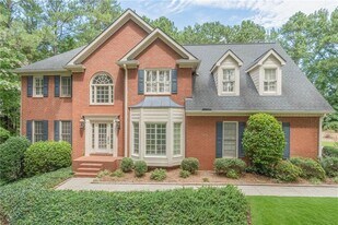 530 Saddlebrook Dr in Roswell, GA - Building Photo