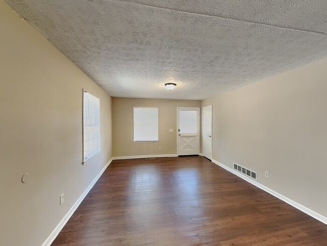 3985 Casa Verde Dr in College Park, GA - Foto de edificio - Building Photo