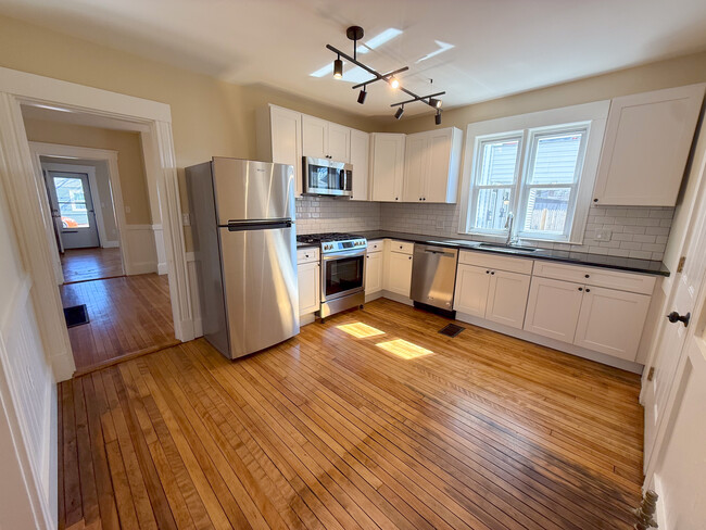 11 Aubin St, Unit 1F in Amesbury, MA - Foto de edificio - Building Photo