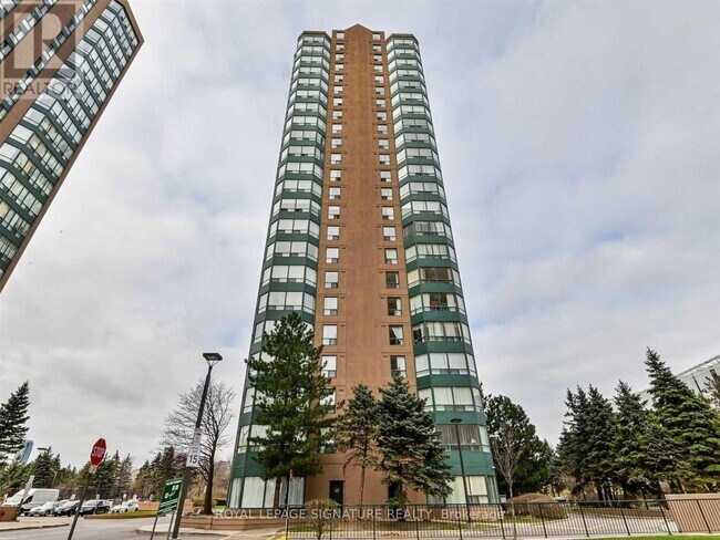 135 Hillcrest Ave in Mississauga, ON - Building Photo - Building Photo