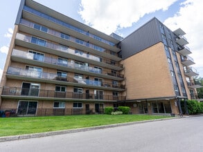Patricia Apartments in Sarnia, ON - Foto de edificio - Building Photo
