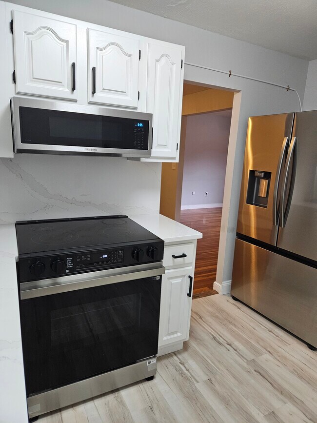 4 Brook Rd in Salem, NH - Building Photo - Building Photo