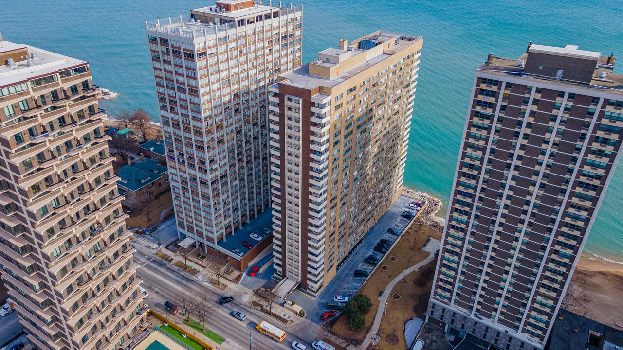 6157 N Sheridan Rd in Chicago, IL - Building Photo