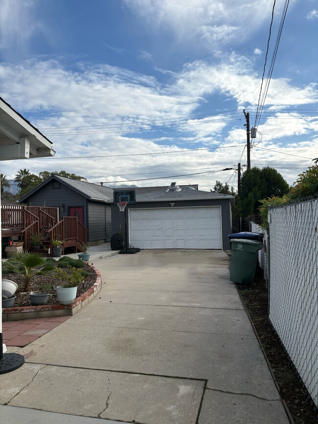 1714 N Lincoln St in Burbank, CA - Foto de edificio - Building Photo