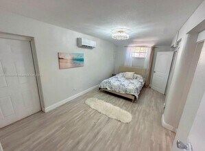 950 NE 127th St in North Miami, FL - Building Photo - Building Photo