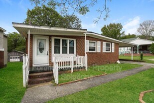 1208 Westmoreland Dr in Burlington, NC - Building Photo